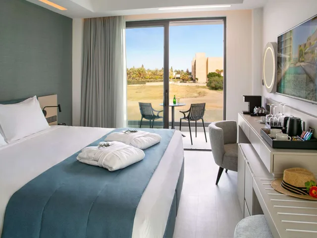 غرفة بسرير مزدوج بشرفة، Mercure Larnaca Beach Resort 2/8