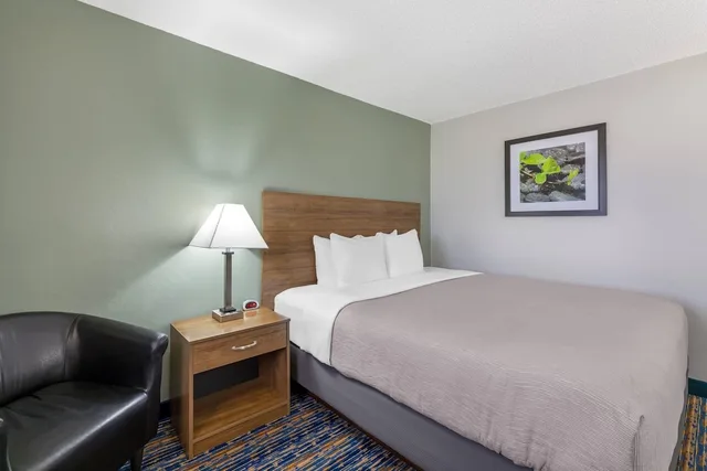 غرفة قياسية بسرير كينج، Quality Inn Meadville, PA 4/5