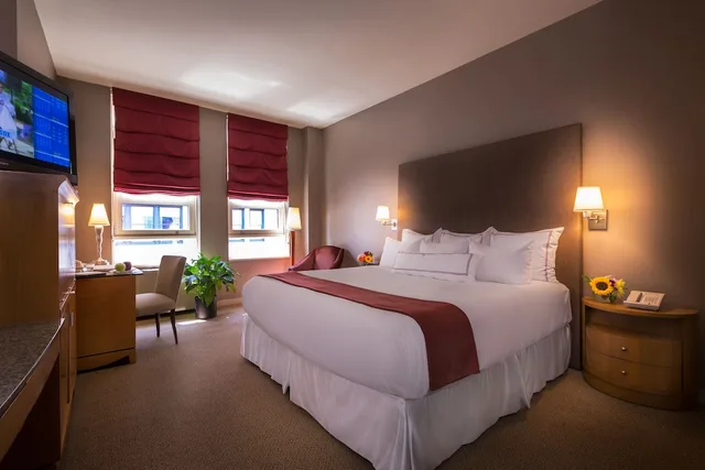 Classic, King Bed, Hotel Giraffe 2/4