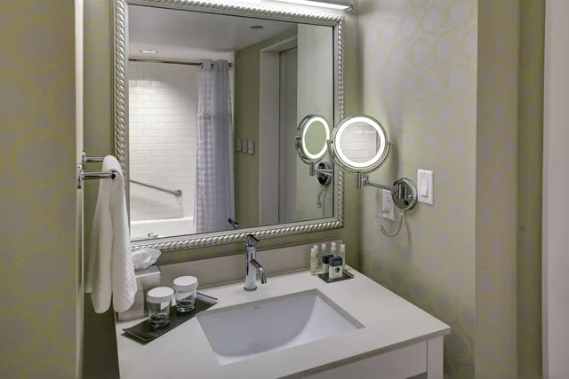 غرفة بسرير كينج بحوض استحمام لذوي الإعاقة، Doubletree By Hilton Hotel Biloxi 3/3