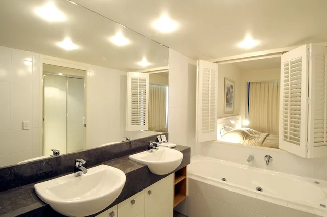 2 Bedrooms, Queen and Twin Beds, Mantra Broadbeach on the Park 6/7