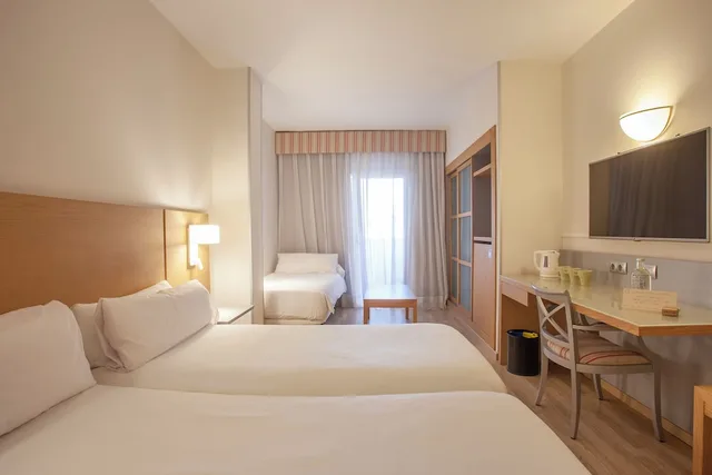 غرفة قياسية داخلية بثلاثة أسرّة بإطلالة، Hotel Artiem Capri 5/8