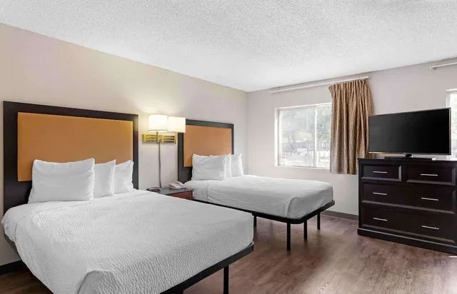 جناح بسريرين مزدوجين بغرفة نوم واحدة مع أريكة، Extended Stay America Suites Houston Sugar Land 2/3