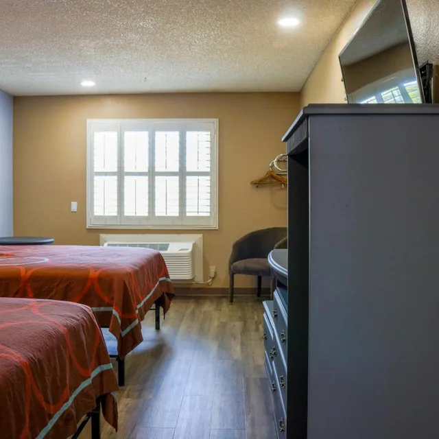 غرفة سوبيريور بسرير كوين، Orange Tustin Inn 3/4