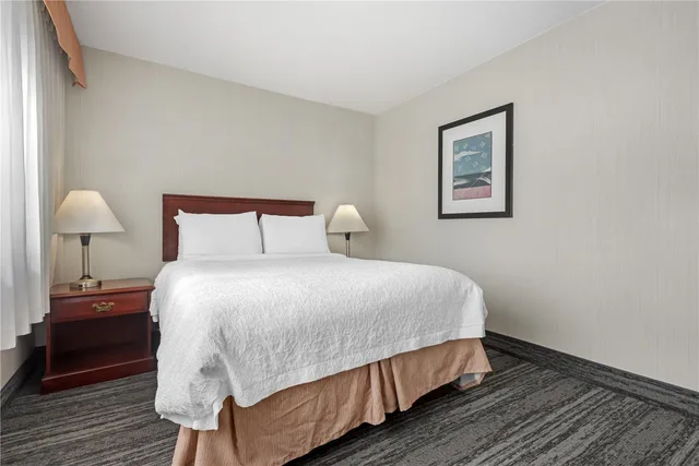شقة بسرير كوين بغرفة نوم واحدة مع أريكة بمطبخ صغير، Best Western Plus Suites Downtown 2/4