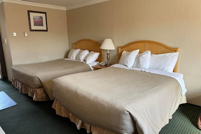 Deluxe, 2 Queen Beds, Travelodge by Wyndham Chetwynd 3/5