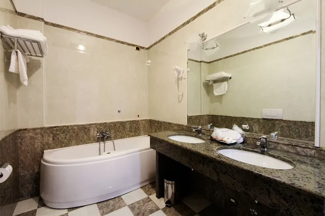 جناح جونيور، Vald Hotel 1/3