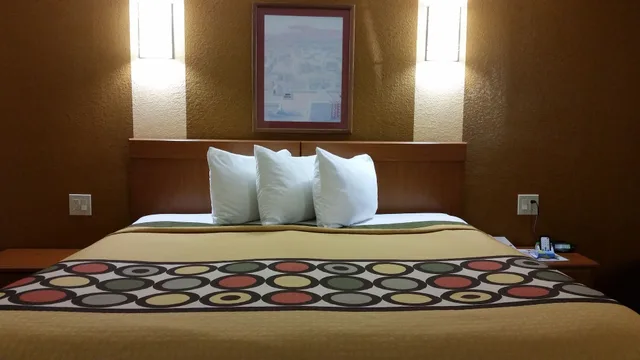 غرفة قياسية بسرير كينج للمدخنين، Super 8 by Wyndham Waco/Mall area TX 3/4