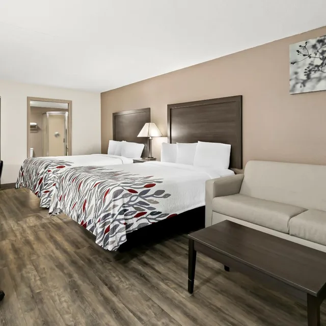 جناح بسريرين كوين مع أريكة، Red Roof Inn and Suites Duncan 1/9