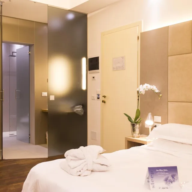جناح جونيور، Hotel Polo 6/10