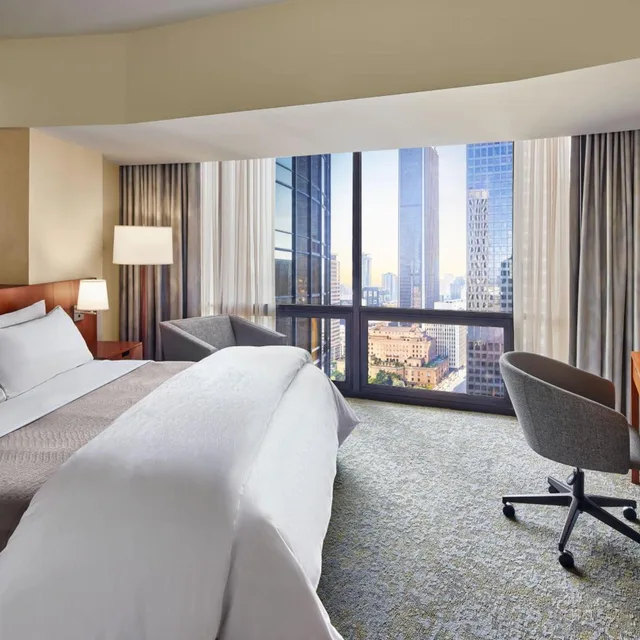 1 Bedroom, Green, Tower, Suite, King Bed, City View، Westin Bonaventure 3/7