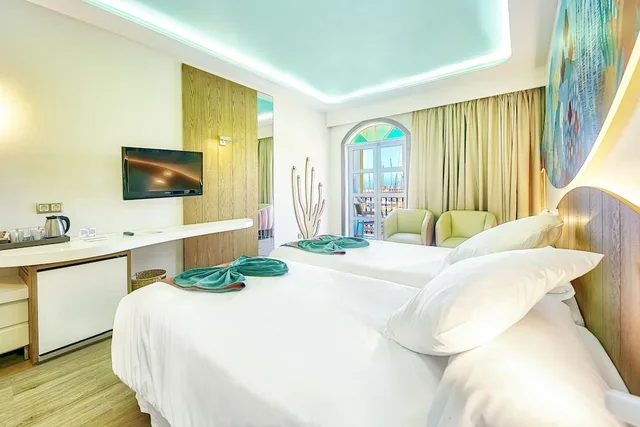 غرفة بسرير مزدوج وسرير فردي بإطلالة على المرسى بشرفة، Hotel LIVVO Puerto de Mogan 2/10