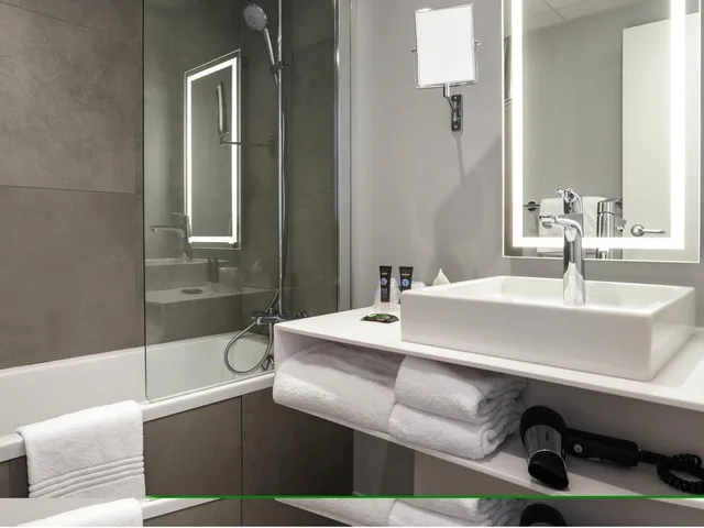 غرفة كلاسيكية بسرير مزدوج وسرير فردي مع أريكة، Novotel Annecy Centre 4/4
