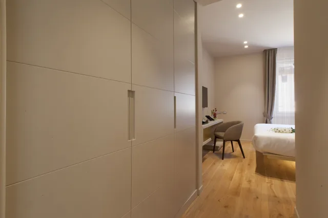 جناح سوبيريور بسرير كوين بغرفة نوم واحدة مع أريكة، Oriana Suites Verona 7/8