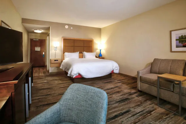 غرفة بسرير كينج مع أريكة، Hampton Inn Suites By Hilton Baltimore Aberdeen Md 1/3