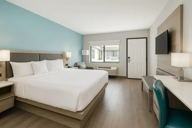 غرفة بسرير كوين، Travelodge By Wyndham LAX South 1/8