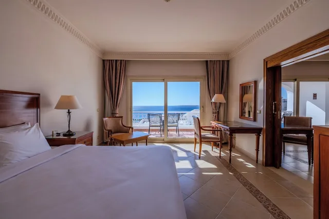 جناح بسرير فردي بإطلالة على البحر بشرفة بغرفة نوم واحدة، Continental Plaza Beach Resort 3/8