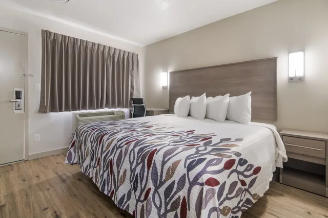 غرفة قياسية بسرير كينج، Red Roof Inn Fort Worth south 2/8
