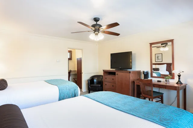 غرفة قياسية بسريرين كوين، Brisas Del Mar Inn At The Beach 3/7
