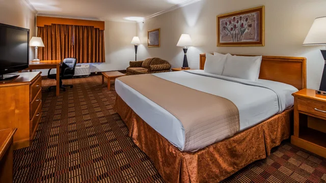 جناح بسرير كينج مع أريكة لذوي الإعاقة، Best Western Club House Inn & Suites 1/4