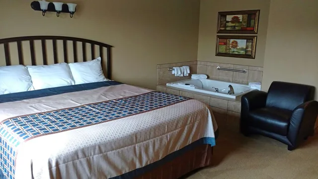 جناح بسرير كينج بحوض جاكوزي، Americas Best Value Inn Big Lake Becker 1/3