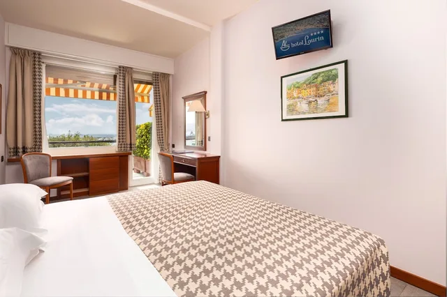 غرفة بسرير كينج بإطلالة على البحر بشرفة، Hotel Laurin Formerly Best Western Hotel Laurin 2/5