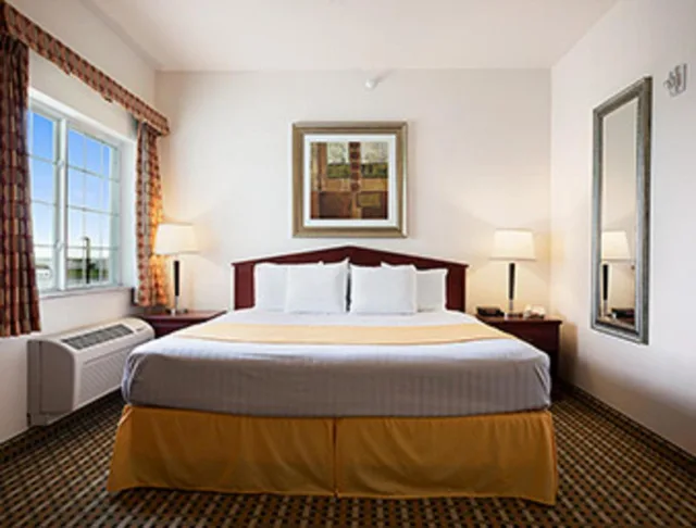 جناح بسرير كينج مع أريكة بمطبخ، Days Inn & Suites by Wyndham Columbus NE 1/4