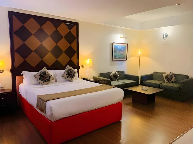 جناح جونيور، Hotel Emas Tawau 2/3