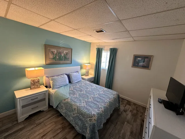 شقة بسرير كينج مع أريكة بمطبخ صغير، Malibu Resort Motel 1/10