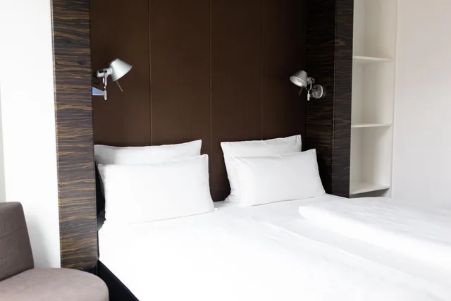 Room, Queen Bed, Hotel Motel One Dusseldorf-Hauptbahnhof 5/7