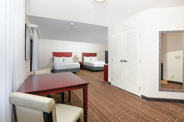 غرفة بسريرين كوين لذوي الإعاقة، Holiday Inn Hotel And Suites 2/5