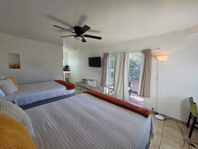 غرفة غراند بسريرين كوين بإطلالة على الجبل يُسمح فيها بالحيوانات الأليفة، Sierra Lodge 2/4