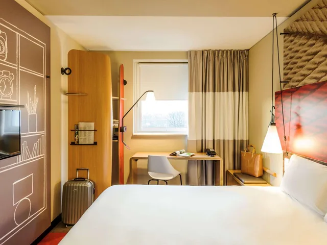 Superior, Queen Bed, Sofa, ibis Hamburg City 7/10
