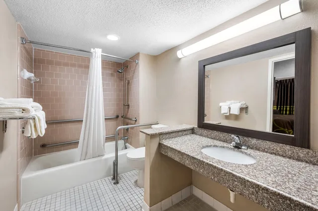 غرفة بسرير كينج لذوي الإعاقة، Super 8 By Wyndham Metairie 4/4