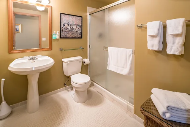 غرفة بسرير كينج بحوض جاكوزي، Camano Island Inn 7/9