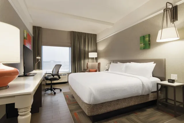 غرفة بزنس بسرير كينج، Hilton Garden Inn Calgary Downtown 1/5