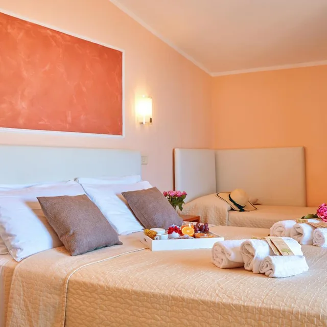 غرفة رباعية بإطلالة على البحر، Hotel La Pergola 1/5