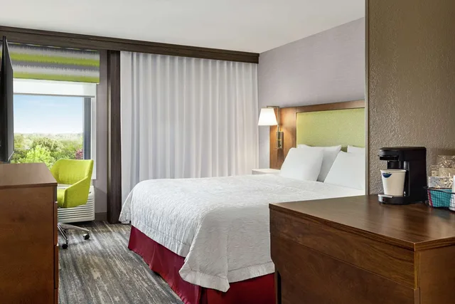 غرفة بسرير كينج لذوي الإعاقة، Hampton Inn Milwaukee/Brookfield 3/4