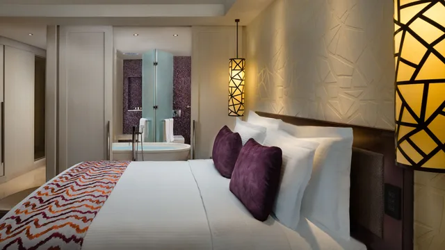غرفة ديلوكس بسرير كينج بإطلالة على المدينة، فندق برج رافال(JW Marriott Hotel Riyadh) 4/6
