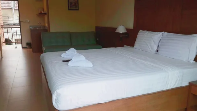 غرفة ديلوكس بسرير مزدوج بشرفة، The Icon Place at Nurn Plub Wan 2/2