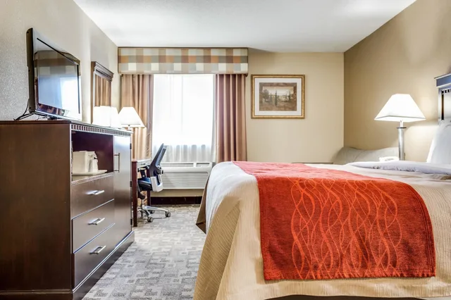 غرفة بسرير كينج مع أريكة، Quality Inn Asheboro South NC 4/7