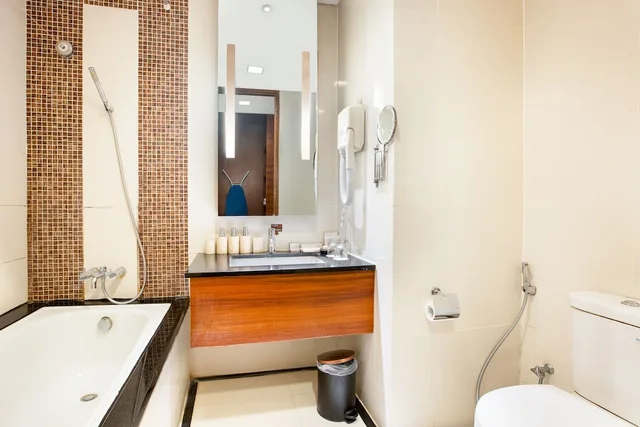 جناح بسرير كوين وسرير فردي، Jambuluwuk Malioboro Hotel Yogyakarta 5/6