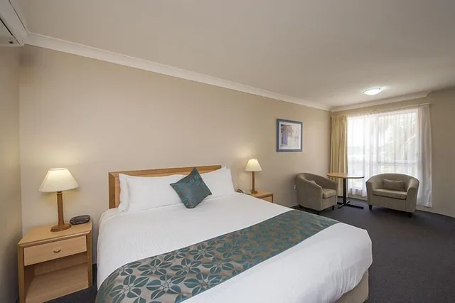 جناح ديلوكس بسرير كينج بحوض استحمام، Harbour Sails Motor Inn 1/2