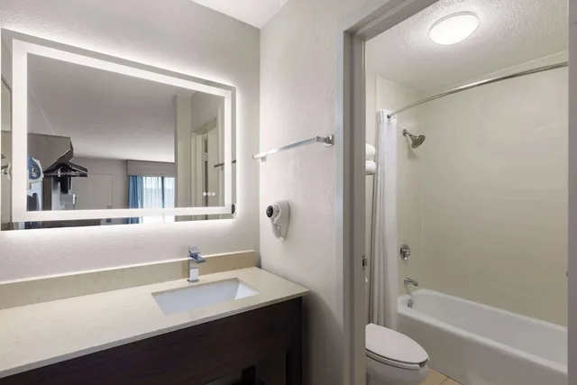 غرفة قياسية بسرير كينج، Baymont by Wyndham Nashville 5/6