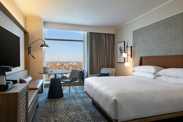 غرفة كلوب بسرير كينج، Sheraton Grand Sacramento 1/10