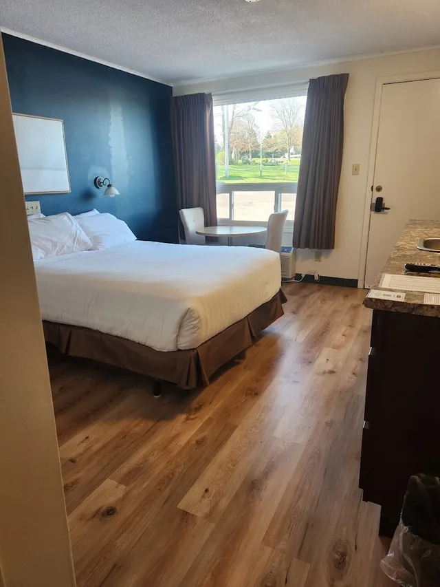 Drive Up, Queen Bed, Kitchenette، Travelodge by Wyndham Amherst 3/10