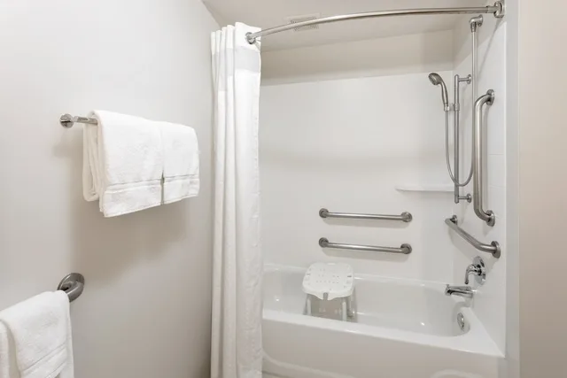 غرفة قياسية بسريرين مزدوجين بحوض استحمام لذوي الإعاقة، Holiday Inn Express Suites Minneapolis Downtown 4/4