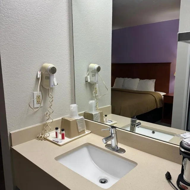 غرفة بسرير كينج بحوض استحمام لذوي الإعاقة، Baymont by Wyndham Omaha SW 3/5