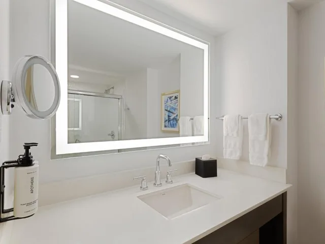Junior Suite, King Bed, Crowne Plaza Albany The Desmond Hotel (ex The Desmond Hotel Albany) 3/3