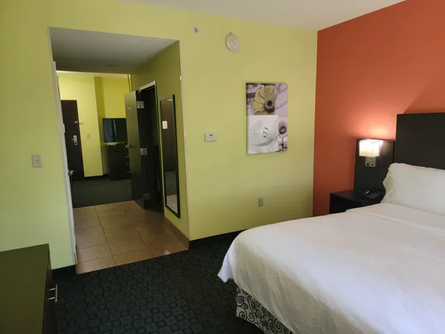 Feature, King Bed، Holiday Inn Garland 7/9